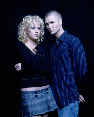 2004-10-21-OTH-Season2_282329.jpg
